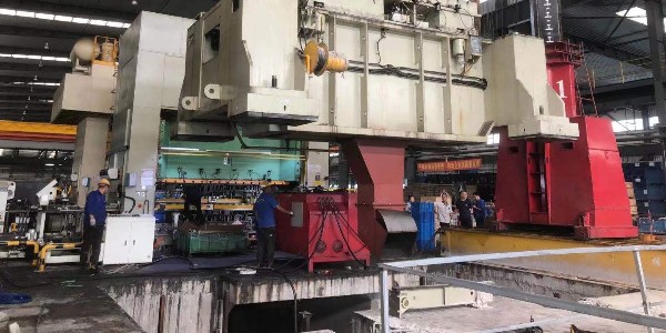 工廠重型生產(chǎn)設(shè)備吊裝搬運如何提高搬運效率？