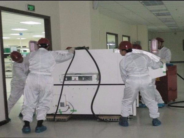 屹星機電無塵車間設(shè)備氣墊搬運到位