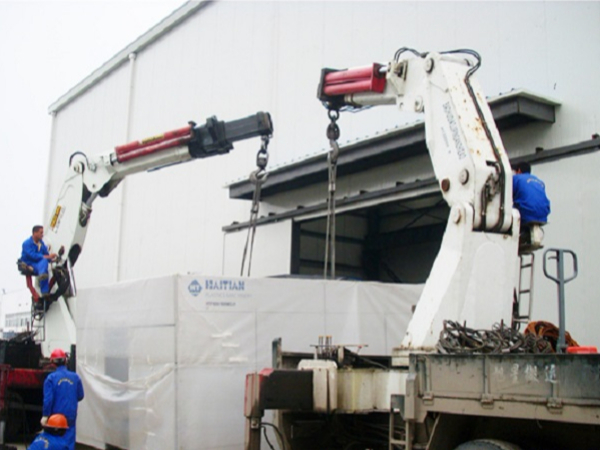 設備吊裝公司如何搬運冰水機高空吊裝